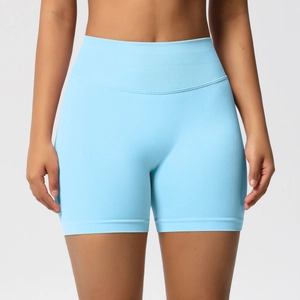 Gros plan sur la taille haute sans couture du short de fitness bleu clair avec texture tricot