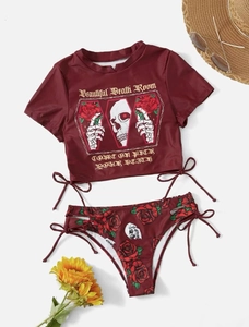 Détail de l'imprimé gothique rose et crâne sur bikini rouge foncé avec lacets latéraux