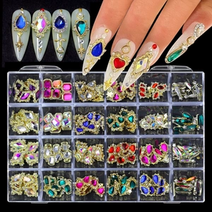 Detailansicht des 24-Gitter-Sets mit Herz- und Schmetterlings-Strasssteinen für Nailart