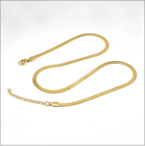 Detailed view of the 18K gold-plated stainless steel snake chain with lobster clasp