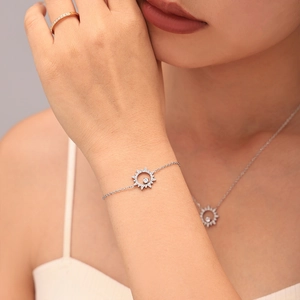 Parure bijoux soleil avec collier et bracelet ornés de zircons scintillants