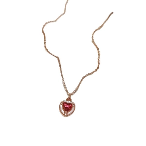 Collana vintage in oro con pendente a cuore in zircone rosso e intarsio in madreperla