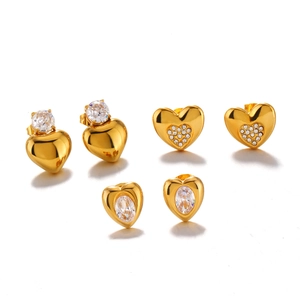 Set di tre paia di orecchini a cuore placcati oro 18K con scintillanti zirconi cubici