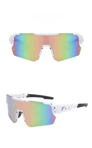 Detalle de gafas de sol deportivas con patrón blanco y rosa y lentes iridiscentes