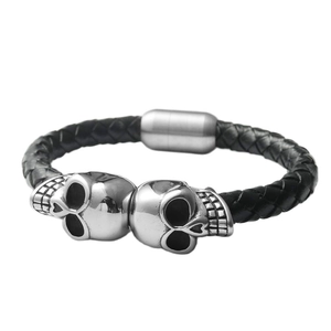 Geflochtenes schwarzes Lederarmband mit silbernen Edelstahl-Totenköpfen und Magnetverschluss