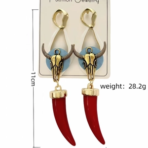 Pendientes retro de cabeza de toro con colgantes de colmillo rojo, longitud de 11 cm.