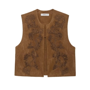 Gilet vintage marrone in finta pelle scamosciata con ricami floreali su bianco