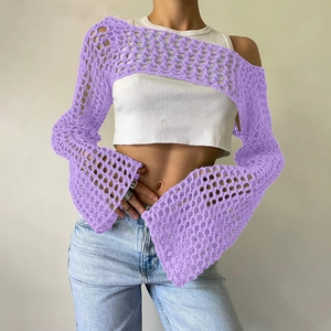 Dettaglio coprispalle viola all'uncinetto con maniche svasate e maglia traforata