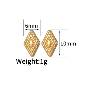Détail de boucles d'oreilles losanges dorées montrant les dimensions 10mm sur 6mm de large