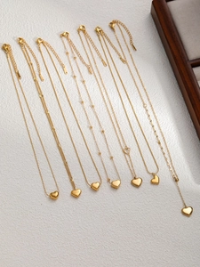 Collezione di collane con pendente a cuore dorato con diverse maglie e incisione Love