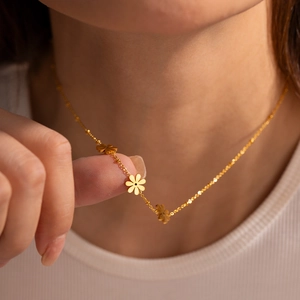 Collier marguerite doré élégant pour femme, ras-du-cou minimaliste présenté sur un mannequin