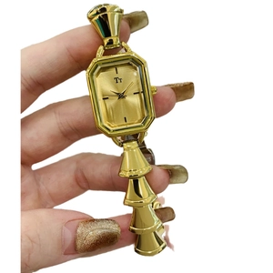 Elegante Damenquarzuhr in Gold mit rechteckigem Zifferblatt und Gliederarmband
