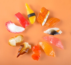 Vue détaillée de 11 modèles de sushi et sashimi réalistes assortis pour décoration