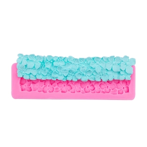 Silikonform für Rosenblüten-Tortenrand mit blauem Fondant-Muster auf Weiß