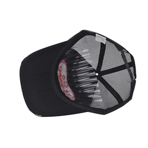 Détail de l'étiquette intérieure d'une casquette trucker noire délavée avec filet
