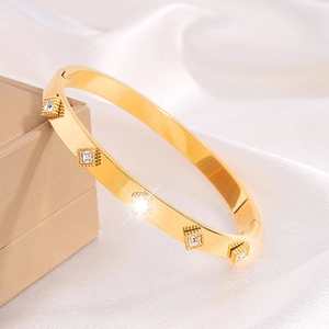 Bracelet luxueux en acier titane doré orné de cinq pierres de zircone carrées étincelantes