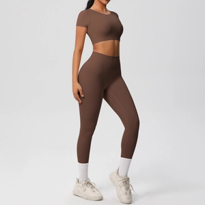 Ensemble de yoga marron avec crop top à manches courtes et legging de sport taille haute