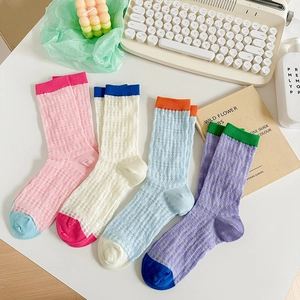 Chaussettes d'été en maille filet aux tons pastels, présentées avec des accessoires vintage
