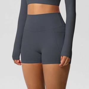 Détail du short de yoga taille haute avec poches latérales et haut court à manches longues
