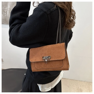 Sac bandoulière minimaliste en daim marron avec chaîne en métal et boucle argentée