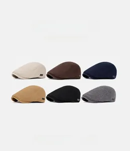 Détail montrant six couleurs de casquettes plates en tricot avec tissu texturé doux