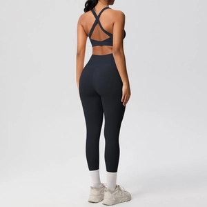 Detalle de mallas de yoga de talle alto y sujetador deportivo con diseño cruzado