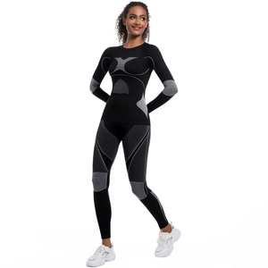 Détail de l'ensemble de sport sans couture avec motif géométrique gris extensible