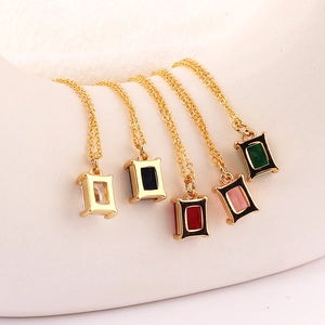 Collana a catena O dorata con ciondoli rettangolari in smeraldo verde e pietre preziose