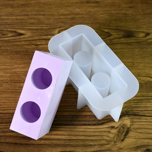 Détail du moule en silicone rectangulaire à deux trous avec échantillon en résine violette