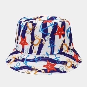 Dettaglio del cappello a secchiello con stampe di ancora, stella marina e granchio