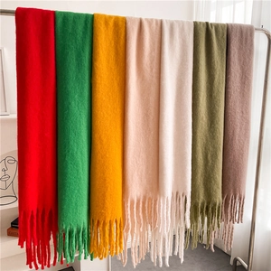 Écharpe unie en mohair avec longues franges en plusieurs couleurs pour chaleur hivernale et douceur