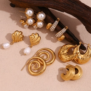 Boucles d'oreilles vintage en acier plaqué or 18 carats avec perles et marguerites