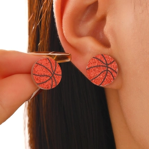 Gros plan sur boucle d'oreille basketball orange avec texture et lignes noires