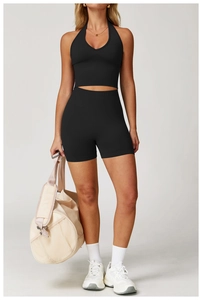Damen Sport-BH mit Neckholder und V-Ausschnitt sowie gerippte Shorts in Schwarz