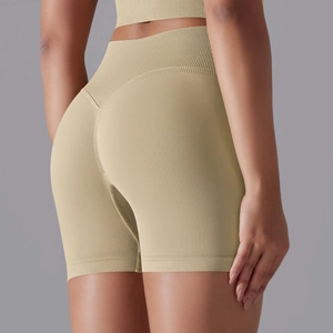 Détail de la couture froncée sur un short de fitness côtelé à taille haute