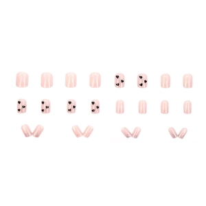 Faux ongles rose tendre avec motifs cœurs noirs et dégradé de paillettes argentées