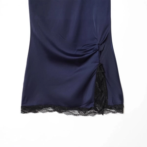 Abito in raso blu scuro con raffinato pizzo nero e dettaglio spacco laterale plissettato