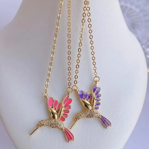 Exquisite Kolibri-Anhänger mit Emaille-Inlay und Zirkon-Akzenten an goldenen O-Ketten