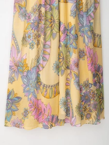 Dettaglio di stampa floreale paisley gialla su tessuto in chiffon leggero per abiti