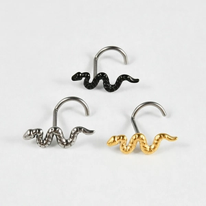 Vue détaillée des piercings de nez en forme de serpent en noir, argent et finitions dorées