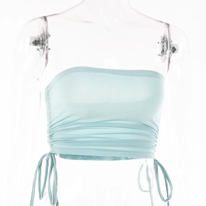 Vue détaillée du bustier bleu clair avec texture froncée et cordons de serrage latéraux