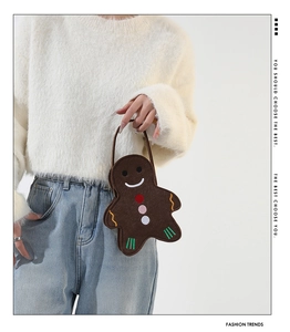Détail du sac cabas en feutre bonhomme pain d'épices avec broderie sur fond blanc