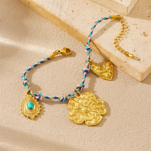 Ensemble de bracelets dorés avec breloques cœur et fleur en turquoise sur pierre beige
