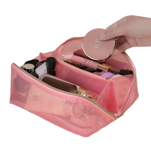 Rosa Kosmetiktasche aus Netzstoff mit Doppelreißverschluss und Fächern in Benutzung