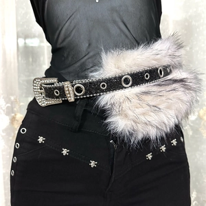 Ceinture Y2K avec sequins, strass et bordure en fausse fourrure moelleuse sur noir