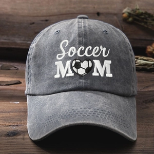 Berretto da baseball in cotone lavato grigio con ricamo Soccer Mom e cuore da calcio