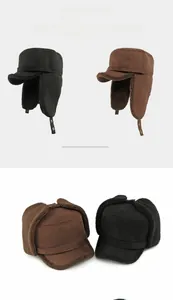 Vista detallada del forro polar cálido y las orejeras en este gorro de invierno para hombre