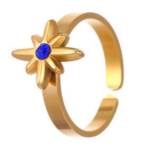 Detail van 18K vergulde open ring met achthoekige bloem en centraal blauw kristal