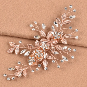 Detail von Roségold Blumen Brauthaarschmuck mit Kristallen und Strass auf Plüschstoff