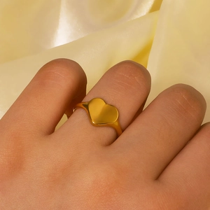 Poliertes 18K Herz-Edelstahlring am Finger getragen im minimalistischen Stil für Damen